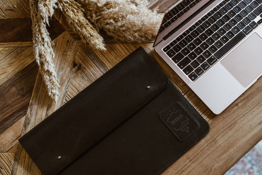 Skórzany pokrowiec z klapą na MacBook 13" Pro/Air - czarny-0